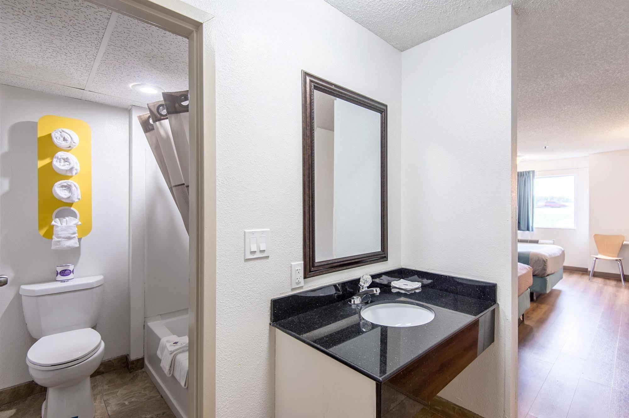Hotel 6-lawrence, Ks